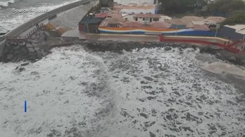Cuaca Buruk, Gelombang Tinggi Hantam Pesisir-100 Pelabuhan Ditutup