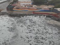 Cuaca Buruk, Gelombang Tinggi Hantam Pesisir-100 Pelabuhan Ditutup