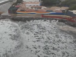 Cuaca Buruk, Gelombang Tinggi Hantam Pesisir-100 Pelabuhan Ditutup