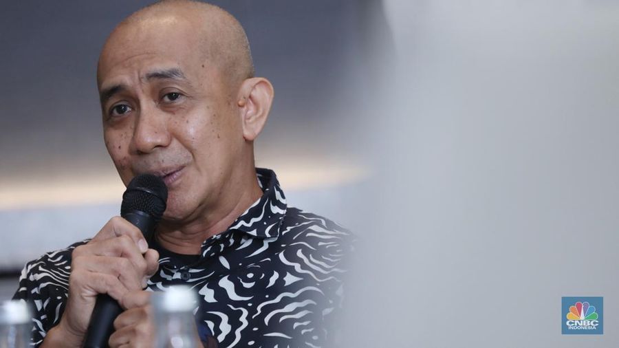 Direktur Eksekutif Indonesia Mining Association, Hendra Sinadia menyampaikan paparan dalam acara Sharing Session The Future EV In Mining Industry di Jakarta, Selasa (26/8/2025). (CNBC Indonesia/Tri Susilo)