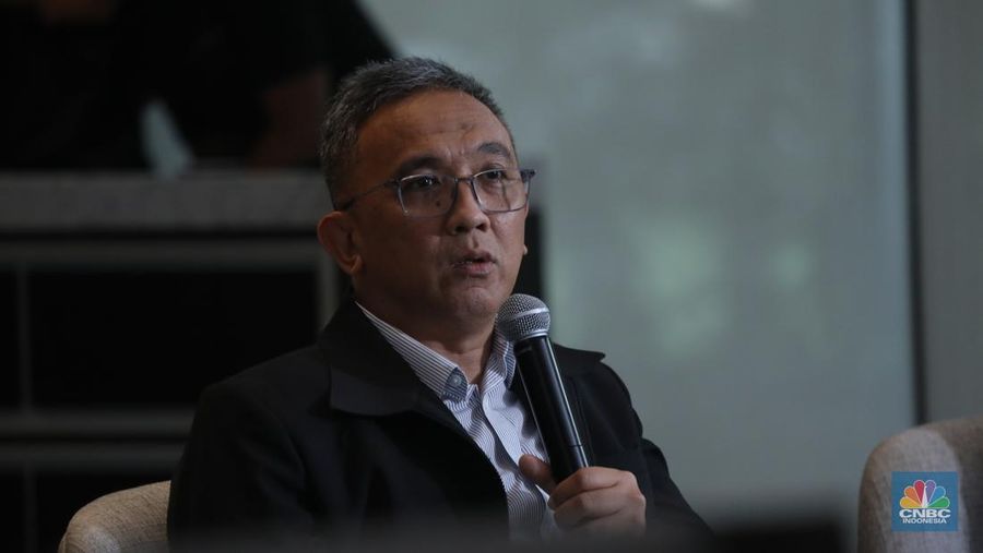 Direktur Pembinaan Peogram Mineral dan Batubara, Julian Ambassadur Shiddiq menyampaikan paparan dalam acara Sharing Session The Future EV In Mining Industry di Jakarta, Selasa (26/8/2025). (CNBC Indonesia/Tri Susilo)