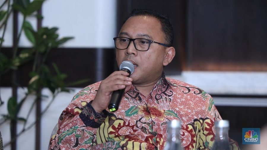 Direktur Utama PT Mobil Anak Bangsa Indonesia, Kelik Irwantono menyampaikan paparan dalam acara Sharing Session The Future EV In Mining Industry di Jakarta, Selasa (26/8/2025). (CNBC Indonesia/Tri Susilo)
