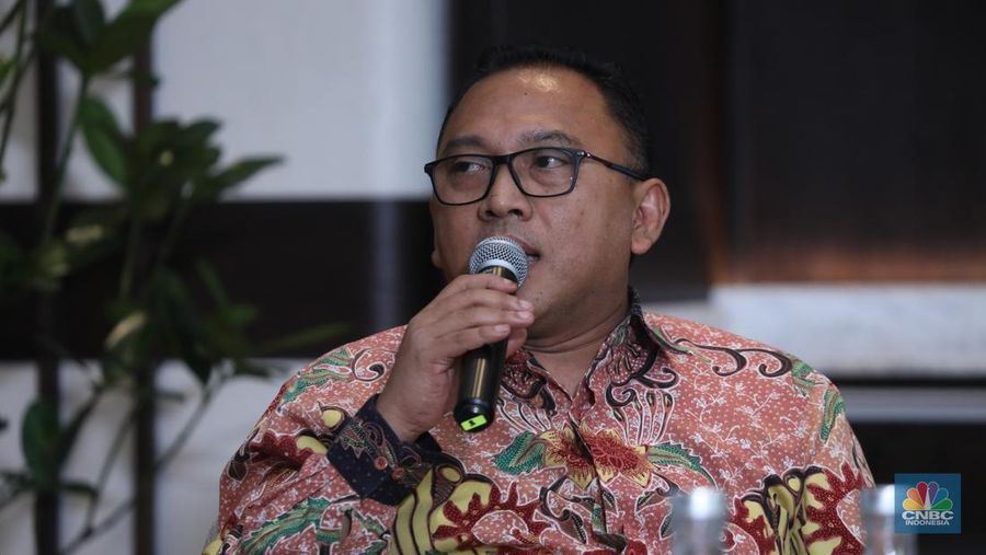 Direktur Utama PT Mobil Anak Bangsa Indonesia, Kelik Irwantono menyampaikan paparan dalam acara Sharing Session The Future EV In Mining Industry di Jakarta, Selasa (26/8/2025). (CNBC Indonesia/Tri Susilo)