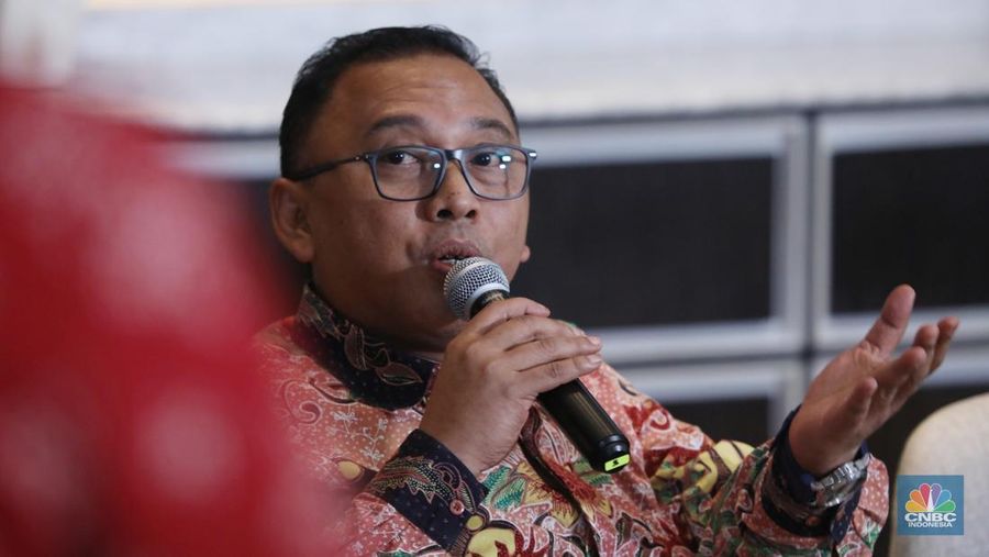 Direktur Utama PT Mobil Anak Bangsa Indonesia, Kelik Irwantono menyampaikan paparan dalam acara Sharing Session The Future EV In Mining Industry di Jakarta, Selasa (26/8/2025). (CNBC Indonesia/Tri Susilo)