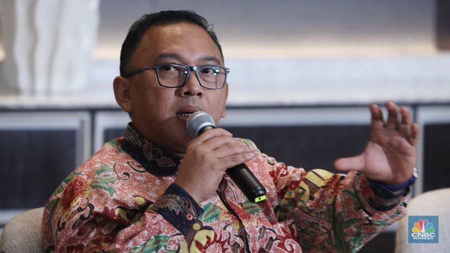 Direktur Utama PT Mobil Anak Bangsa Indonesia, Kelik Irwantono menyampaikan paparan dalam acara Sharing Session The Future EV In Mining Industry di Jakarta, Selasa (26/8/2025). (CNBC Indonesia/Tri Susilo)