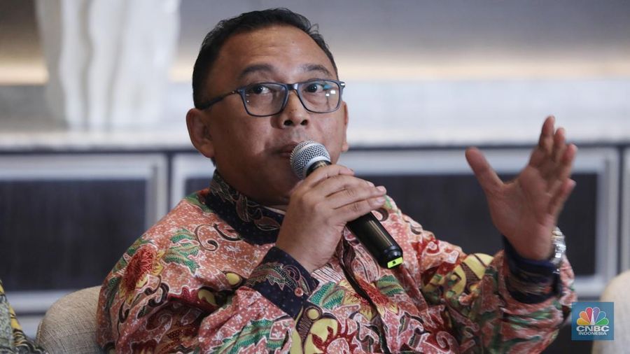 Direktur Utama PT Mobil Anak Bangsa Indonesia, Kelik Irwantono menyampaikan paparan dalam acara Sharing Session The Future EV In Mining Industry di Jakarta, Selasa (26/8/2025). (CNBC Indonesia/Tri Susilo)