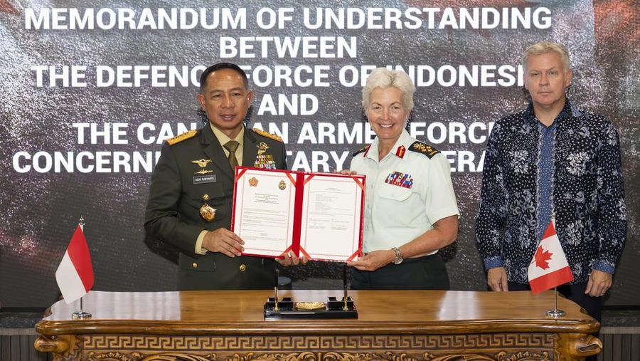 Chief of Defence Staff General Jennie Carignan
is welcomed to Tentara Nasional Indonesia Headquarters by Commander of Indonesian Forces General Agus Subiyanto for a Parade and Memorandum of Understanding signing between Canada and Indonesia As part of Exercise Super Garuda Shield in support of Operation Horizon, an effort to strengthen our ties to Indo-Pacific Allies on 25 Aug 2025 in Jakarta, Indonesia.

Photo By: Canadian Forces Imagery Technician