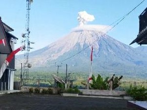 Gunung Semeru Erupsi Lagi, Warga Diimbau Waspada Potensi Awan Panas
