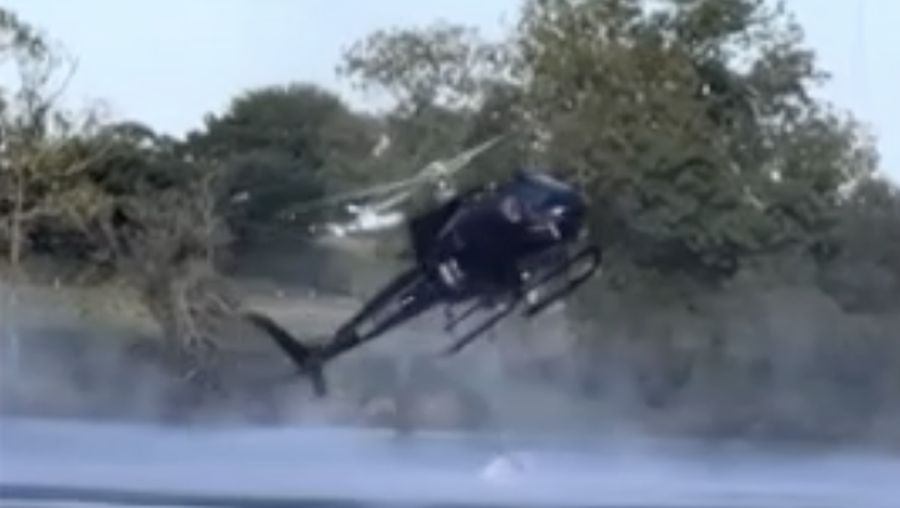Helikopter pemadam kebakaran jatuh ke kolam saat mengambil air di Prancis. (Tangkapan Layer Video/Reuters)