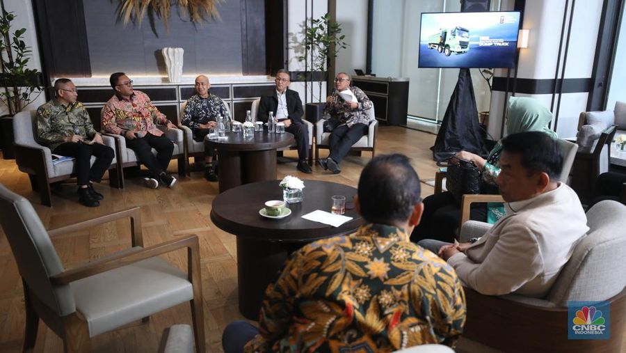 Ketua Umum Perhimpunan Ahli Pertambangan Indonesia, Sudirman Widhy Hartono (kanan) menyampaikan paparan dalam acara Sharing Session: The Future EV In Mining Industry di Jakarta, Selasa (26/8/2025). (CNBC Indonesia/Tri Susilo)
