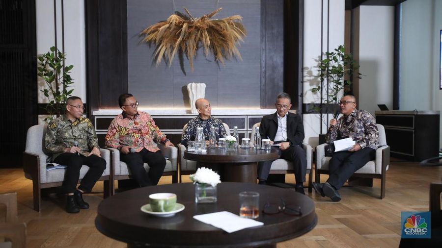 Ketua Umum Perhimpunan Ahli Pertambangan Indonesia, Sudirman Widhy Hartono (kanan) menyampaikan paparan dalam acara Sharing Session: The Future EV In Mining Industry di Jakarta, Selasa (26/8/2025). (CNBC Indonesia/Tri Susilo)
