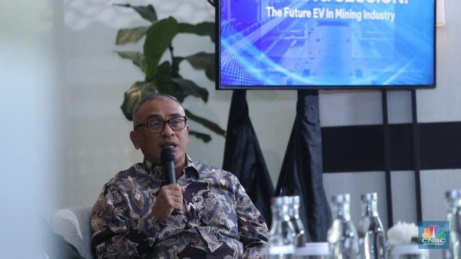 Ketua Umum Perhimpunan Ahli Pertambangan Indonesia, Sudirman Widhy Hartono menyampaikan paparan dalam acara Sharing Session The Future EV In Mining Industry di Jakarta, Selasa (26/8/2025). (CNBC Indonesia/Tri Susilo)