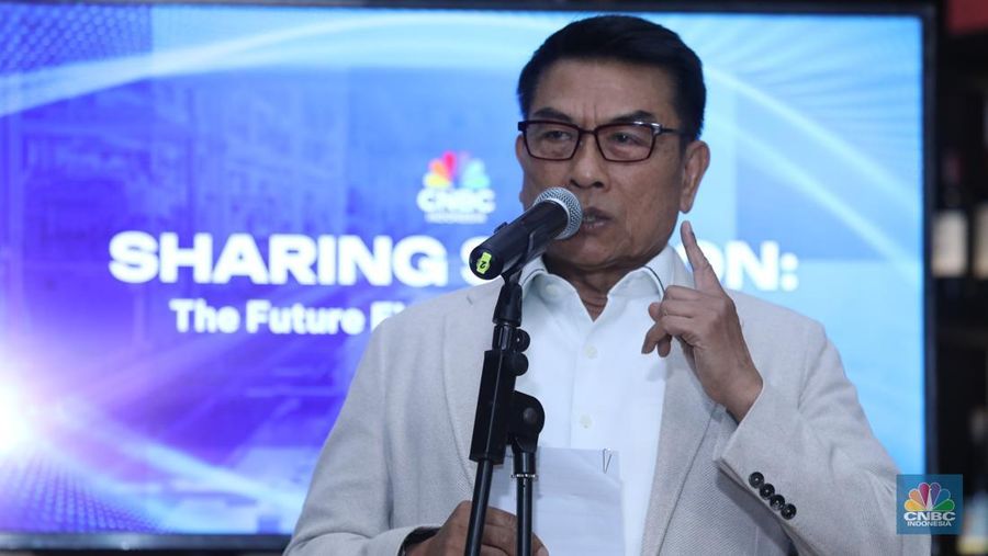 Ketua Umum Perkumpulan Industri Kendaraan Listrik Indonesia (PERKLINDO), Jenderal TNI (Purn) Dr. Moeldoko menyampaikan paparan dalam acara Sharing Session: The Future EV In Mining Industry di Jakarta, Selasa (26/8/2025). (CNBC Indonesia/Tri Susilo)