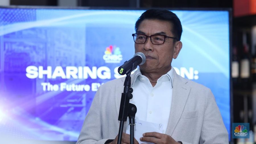 Ketua Umum Perkumpulan Industri Kendaraan Listrik Indonesia (PERKLINDO), Jenderal TNI (Purn) Dr. Moeldoko menyampaikan paparan dalam acara Sharing Session: The Future EV In Mining Industry di Jakarta, Selasa (26/8/2025). (CNBC Indonesia/Tri Susilo)