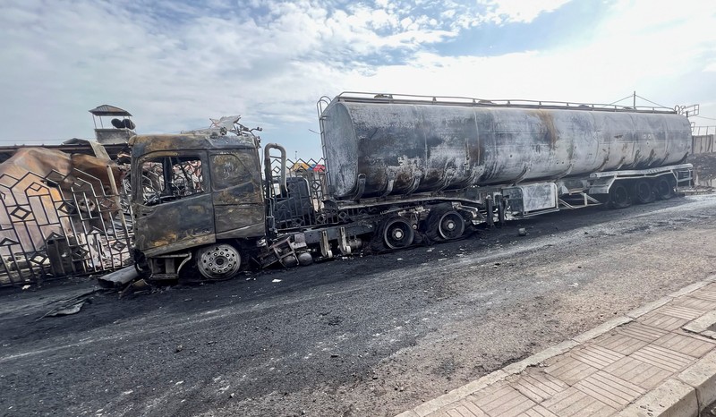 Kondisi stasiun pengisian bahan bakar sehari setelah terkena serangan udara Israel di Sanaa, Yaman,Senin (25/8/2025). (REUTERS/Stringer) Kondisi stasiun pengisian bahan bakar sehari setelah terkena serangan udara Israel di Sanaa, Yaman,Senin (25/8/2025). (REUTERS/Stringer)