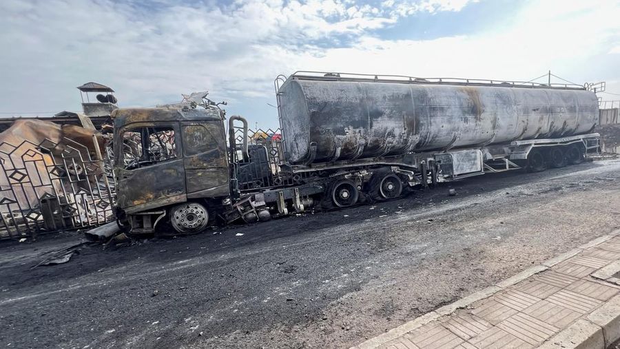 Kondisi stasiun pengisian bahan bakar sehari setelah terkena serangan udara Israel di Sanaa, Yaman,Senin (25/8/2025). (REUTERS/Stringer)