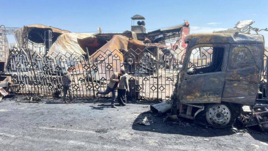 Kondisi stasiun pengisian bahan bakar sehari setelah terkena serangan udara Israel di Sanaa, Yaman,Senin (25/8/2025). (REUTERS/Stringer)