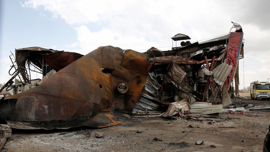 Kondisi stasiun pengisian bahan bakar sehari setelah terkena serangan udara Israel di Sanaa, Yaman,Senin (25/8/2025). (REUTERS/Stringer)