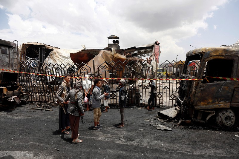 Kondisi stasiun pengisian bahan bakar sehari setelah terkena serangan udara Israel di Sanaa, Yaman,Senin (25/8/2025). (REUTERS/Stringer)