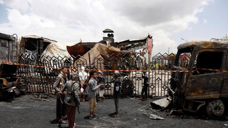 Kondisi stasiun pengisian bahan bakar sehari setelah terkena serangan udara Israel di Sanaa, Yaman,Senin (25/8/2025). (REUTERS/Stringer)