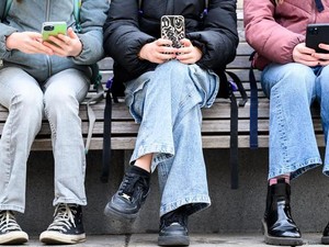 Layar Pencuri Waktu, Berapa Lama Anak Boleh Main Ponsel?