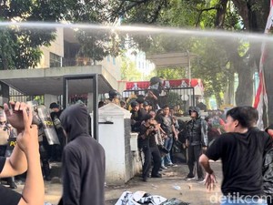 Massa Demo Tolak Tunjangan DPR Robohkan Gerbang DPRD Sumut