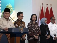 Saat Prabowo Bikin Sri Mulyani yang Sedang Berulang Tahun Tersenyum