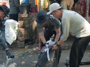 Polisi-Pemkab Kuansing Bersihkan Sampah di Tepian Narosa Usai Pacu Jalur