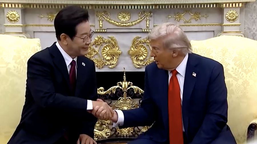 Presiden AS Donald Trump dan Presiden Korea Selatan Lee Jae Myung. (Tangkapoan Layar Video/Reuters) Presiden AS Donald Trump dan Presiden Korea Selatan Lee Jae Myung. (Tangkapoan Layar Video/Reuters)