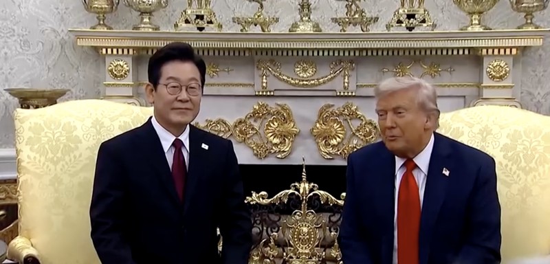 Presiden AS Donald Trump dan Presiden Korea Selatan Lee Jae Myung. (Tangkapoan Layar Video/Reuters)