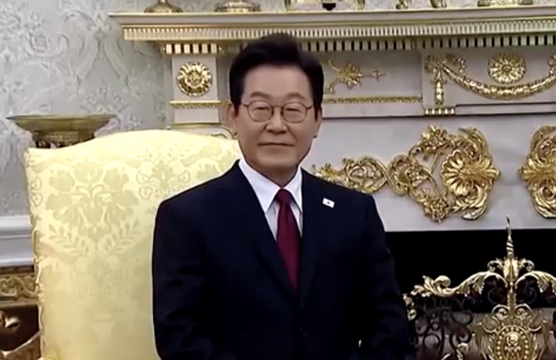 Presiden AS Donald Trump dan Presiden Korea Selatan Lee Jae Myung. (Tangkapoan Layar Video/Reuters)
