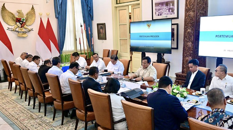Presiden Prabowo Subianto memimpin rapat terbatas bersama Wakil Presiden Gibran Rakabuming dan sejumlah menteri Kabinet Merah Putih di Istana Merdeka, Jakarta, Senin (26/8/2025). Instagram/sekretariat.kabinet)