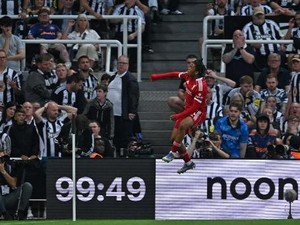 Bocah 16 Tahun Bikin Gol untuk Liverpool, Eks Pemain Arsenal Terharu