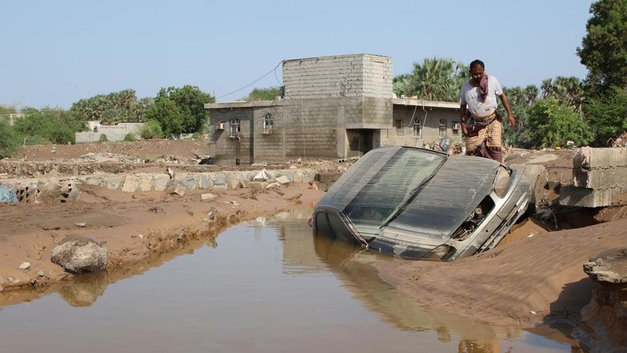 Banjir parah melanda pinggiran kota Aden, Yaman. (Tangkapan Layar Video/Reuters)