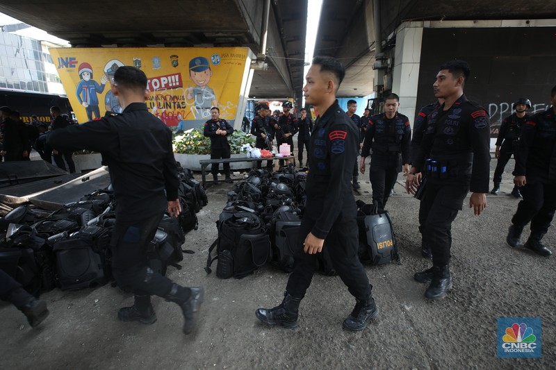 Suasana anggota Brimob berjaga di kawasan Slipi, Jakarta, Selasa (26/8/2025). (CNBC Indonesia/Tri Susilo Suasana anggota Brimob berjaga di kawasan Slipi, Jakarta, Selasa (26/8/2025). (CNBC Indonesia/Tri Susilo