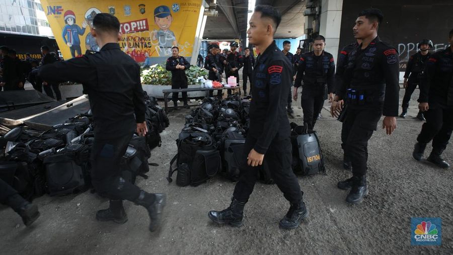 Suasana anggota Brimob berjaga di kawasan Slipi, Jakarta, Selasa (26/8/2025). (CNBC Indonesia/Tri Susilo