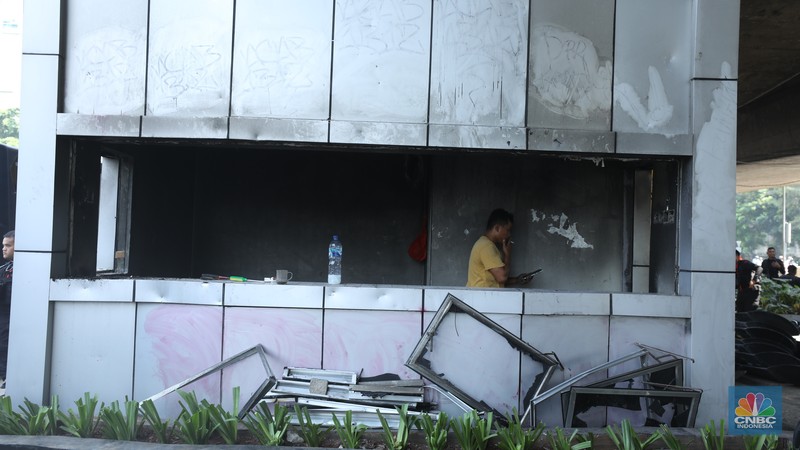 Suasana anggota Brimob berjaga di kawasan Slipi, Jakarta, Selasa (26/8/2025). (CNBC Indonesia/Tri Susilo Suasana anggota Brimob berjaga di kawasan Slipi, Jakarta, Selasa (26/8/2025). (CNBC Indonesia/Tri Susilo