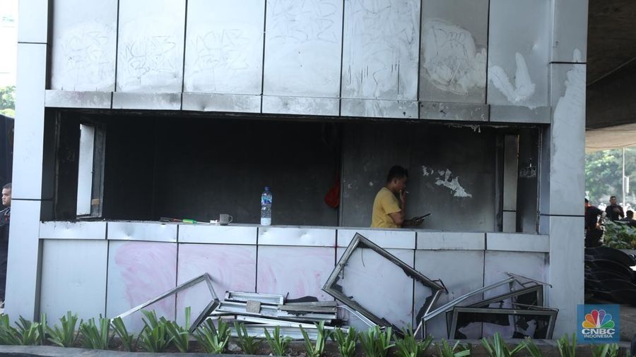Suasana anggota Brimob berjaga di kawasan Slipi, Jakarta, Selasa (26/8/2025). (CNBC Indonesia/Tri Susilo