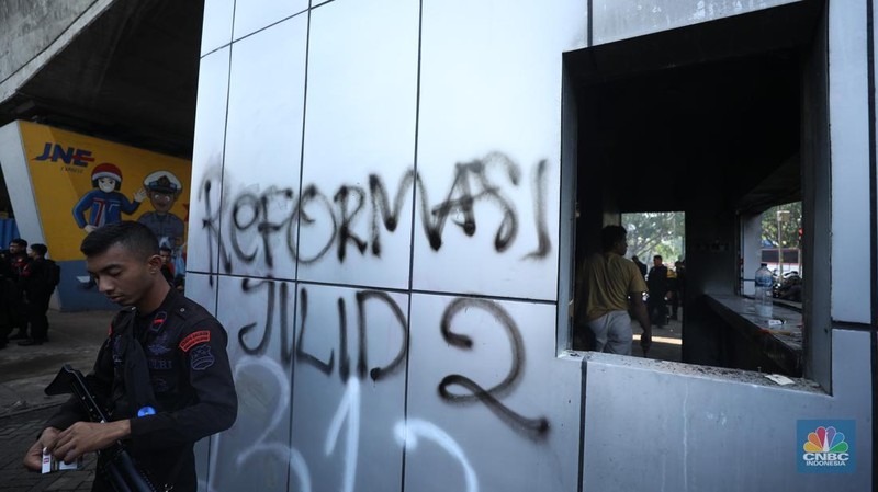Suasana anggota Brimob berjaga di kawasan Slipi, Jakarta, Selasa (26/8/2025). (CNBC Indonesia/Tri Susilo