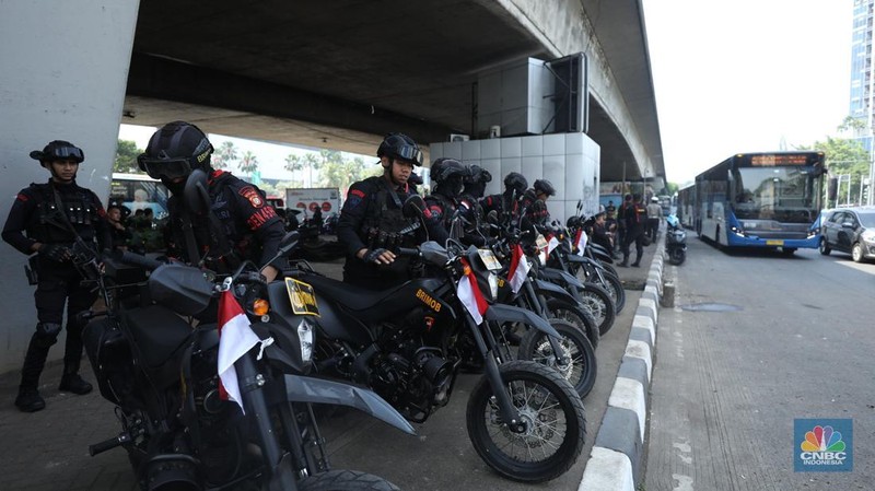 Suasana anggota Brimob berjaga di kawasan Slipi, Jakarta, Selasa (26/8/2025). (CNBC Indonesia/Tri Susilo