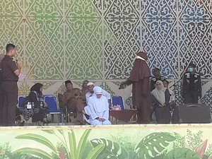 Ditangkap Suami, Wanita-Selingkuhan di Aceh Dicambuk 100 Kali