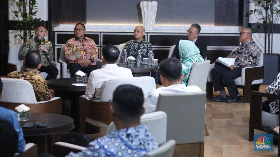 Wakil Ketua Umum I Asosiasi Jasa Pertambangan Indonesia, Ahmad Kharis (kiri) menyampaikan paparan dalam acara Sharing Session: The Future EV In Mining Industry di Jakarta, Selasa (26/8/2025). (CNBC Indonesia/Tri Susilo)