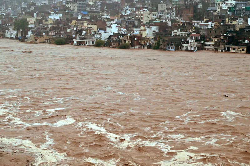 Orang-orang berjalan di jembatan untuk menyeberangi sungai Beas yang meluap setelah hujan lebat di distrik Kullu di negara bagian utara Himachal Pradesh, India, 26 Agustus 2025. Orang-orang berjalan di jembatan untuk menyeberangi sungai Beas yang meluap setelah hujan lebat di distrik Kullu di negara bagian utara Himachal Pradesh, India, 26 Agustus 2025. (REUTERS/Aqil Khan)
