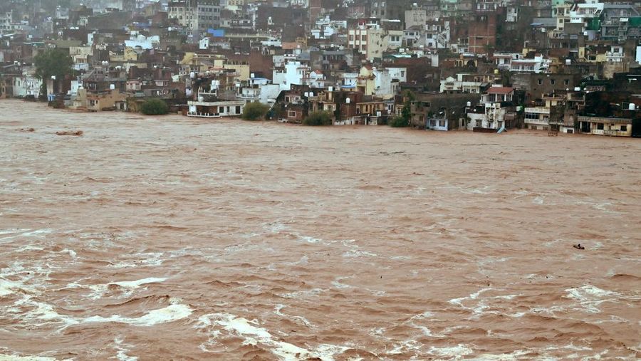Orang-orang berjalan di jembatan untuk menyeberangi sungai Beas yang meluap setelah hujan lebat di distrik Kullu di negara bagian utara Himachal Pradesh, India, 26 Agustus 2025. Orang-orang berjalan di jembatan untuk menyeberangi sungai Beas yang meluap setelah hujan lebat di distrik Kullu di negara bagian utara Himachal Pradesh, India, 26 Agustus 2025. (REUTERS/Aqil Khan)