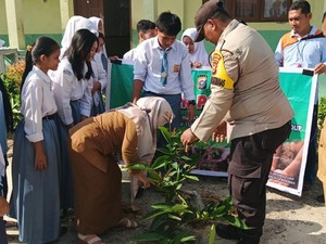 Bhabinkamtibmas dan Siswa SMA di Siak Tanam Pohon, Wujudkan Sekolah Hijau