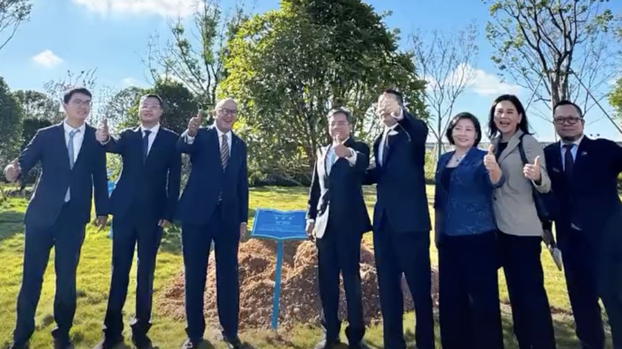 Chief Executive Officer, Danantara Indonesia, Rosan Roeslani saat melakukan kunjungan kerja ke fasilitas waste-to-energy (WtE) kelas dunia milik Weiming di Yongqiang, Wenzhou, China. (Instagram/rosanroeslani)