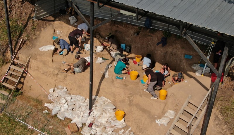 GEORGIA-ARCHAEOLOGY/ A drone view shows archaeologists working at the excavation site where a presumably dated 1.8-million-year-old lower jawbone belonging to an early species of human was found, in the village of Kvemo Orozmani, Georgia August 15, 2025. REUTERS/Irakli Gedenidze