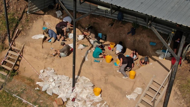 A drone view shows archaeologists working at the excavation site where a presumably dated 1.8-million-year-old lower jawbone belonging to an early species of human was found, in the village of Kvemo Orozmani, Georgia August 15, 2025. REUTERS/Irakli Gedenidze