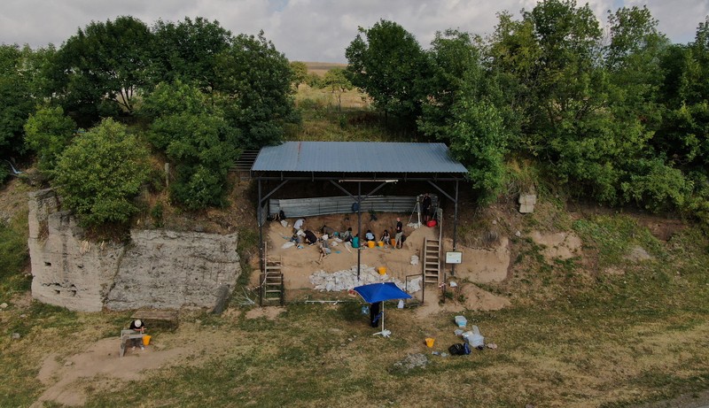 GEORGIA-ARCHAEOLOGY/ A drone view shows archaeologists working at the excavation site where a presumably dated 1.8-million-year-old lower jawbone belonging to an early species of human was found, in the village of Kvemo Orozmani, Georgia August 15, 2025. REUTERS/Irakli Gedenidze