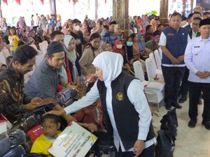 Gubernur Khofifah Gelontorkan Bantuan Sosial Rp 6,1 M di Tulungagung